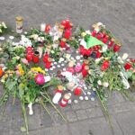 Blumen_zum_Gedenken_an_den_Messerangrif_von_würzburg